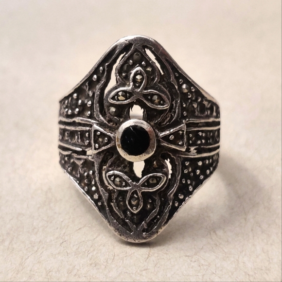 Vintage Sterling Silver Marcasite & Onyx Ring - Picture 3 of 16